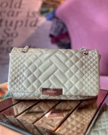 : Bolso bandolera verde pistacho acolchado de la marca Bitácora, ideal para el día a día.
